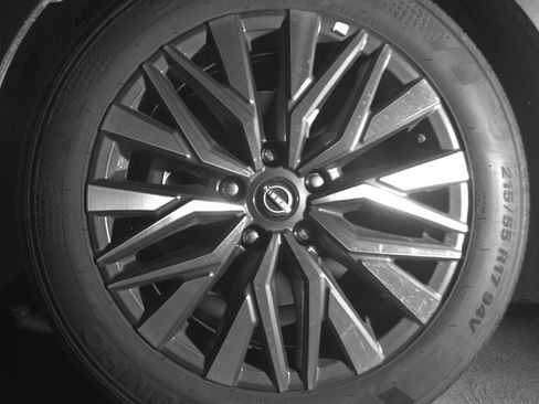 Used 2025 Nissan Altima 2.5 SV FWD image 12