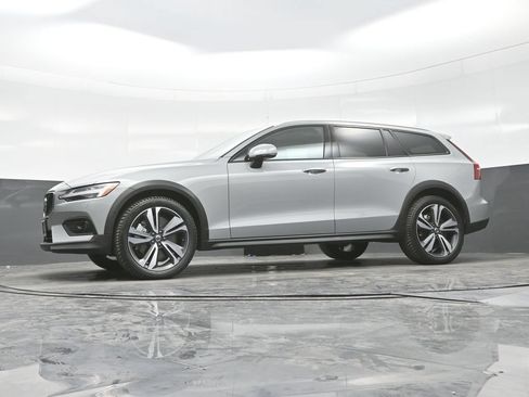 Used 2025 Volvo V60 B5 Cross Country Plus AWD/4WD image 21