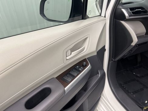 Used 2021 Toyota Sienna LE FWD image 19
