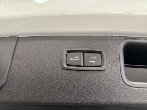 Used 2025 Porsche Macan AWD/4WD image 37