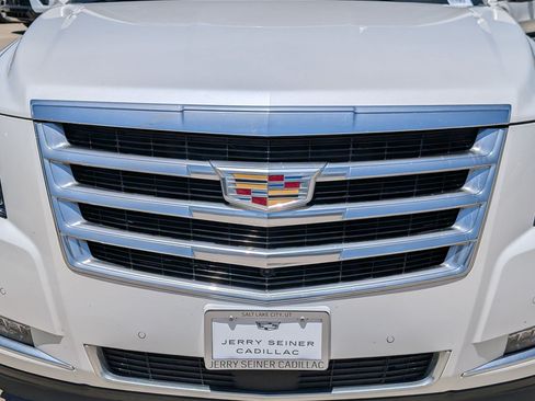 Used 2020 Cadillac Escalade Premium Luxury AWD/4WD image 10