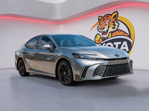 Used 2025 Toyota Camry SE w/ Convenience Package FWD image 4