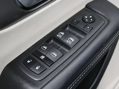 Used 2023 Chrysler Pacifica Touring-L FWD image 14