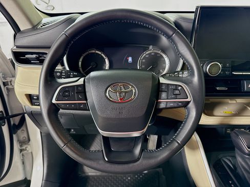 Used 2023 Toyota Highlander XLE AWD/4WD image 12