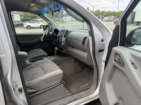 Used 2009 Nissan Frontier SE w/ SE Value Truck Pkg AWD/4WD image 10
