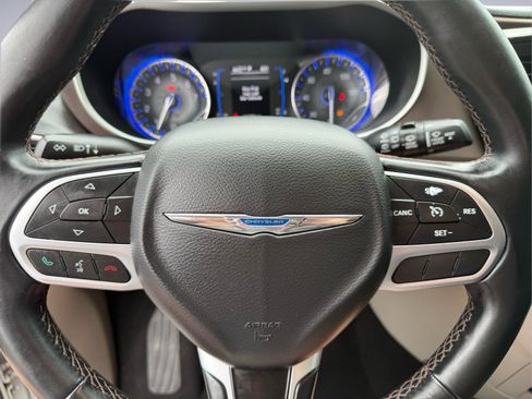 Used 2017 Chrysler Pacifica Touring-L FWD image 33