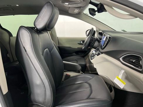 Used 2024 Chrysler Pacifica Touring-L image 35