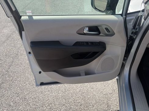 Used 2024 Chrysler Pacifica Touring-L FWD image 11
