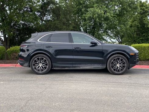 Used 2025 Porsche Cayenne AWD/4WD image 2