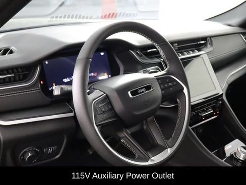 Used 2025 Jeep Grand Cherokee Altitude AWD/4WD image 16