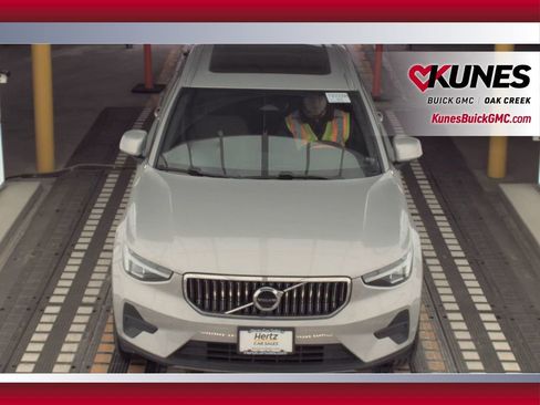 Used 2024 Volvo XC40 B5 Core image 3