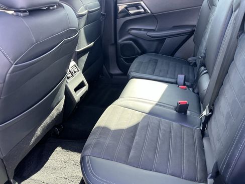 Used 2023 Mitsubishi Outlander SE image 32