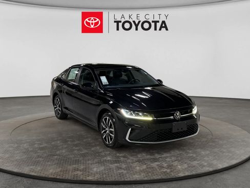 Used 2025 Volkswagen Jetta SE FWD image 13