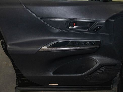 Used 2023 Toyota Venza XLE image 10