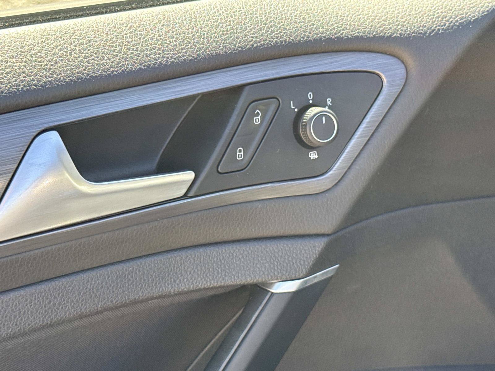 Used 2018 Volkswagen e-Golf SE w/ DC Fast Charging Package FWD image 23
