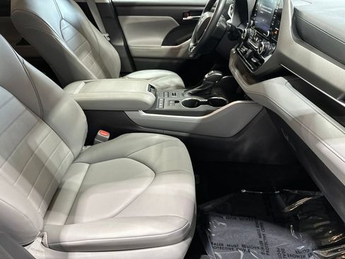 Used 2021 Toyota Highlander XLE AWD/4WD image 17