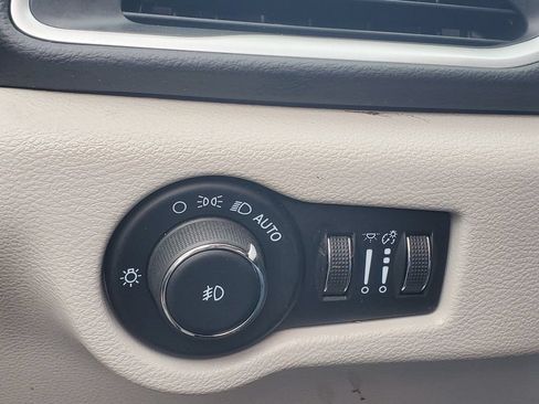 Used 2022 Chrysler Pacifica Touring-L FWD image 11