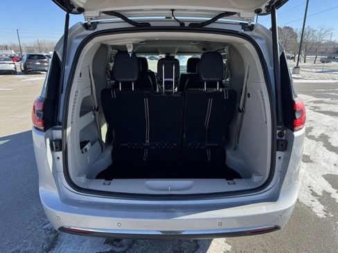 Used 2024 Chrysler Pacifica Touring-L image 37
