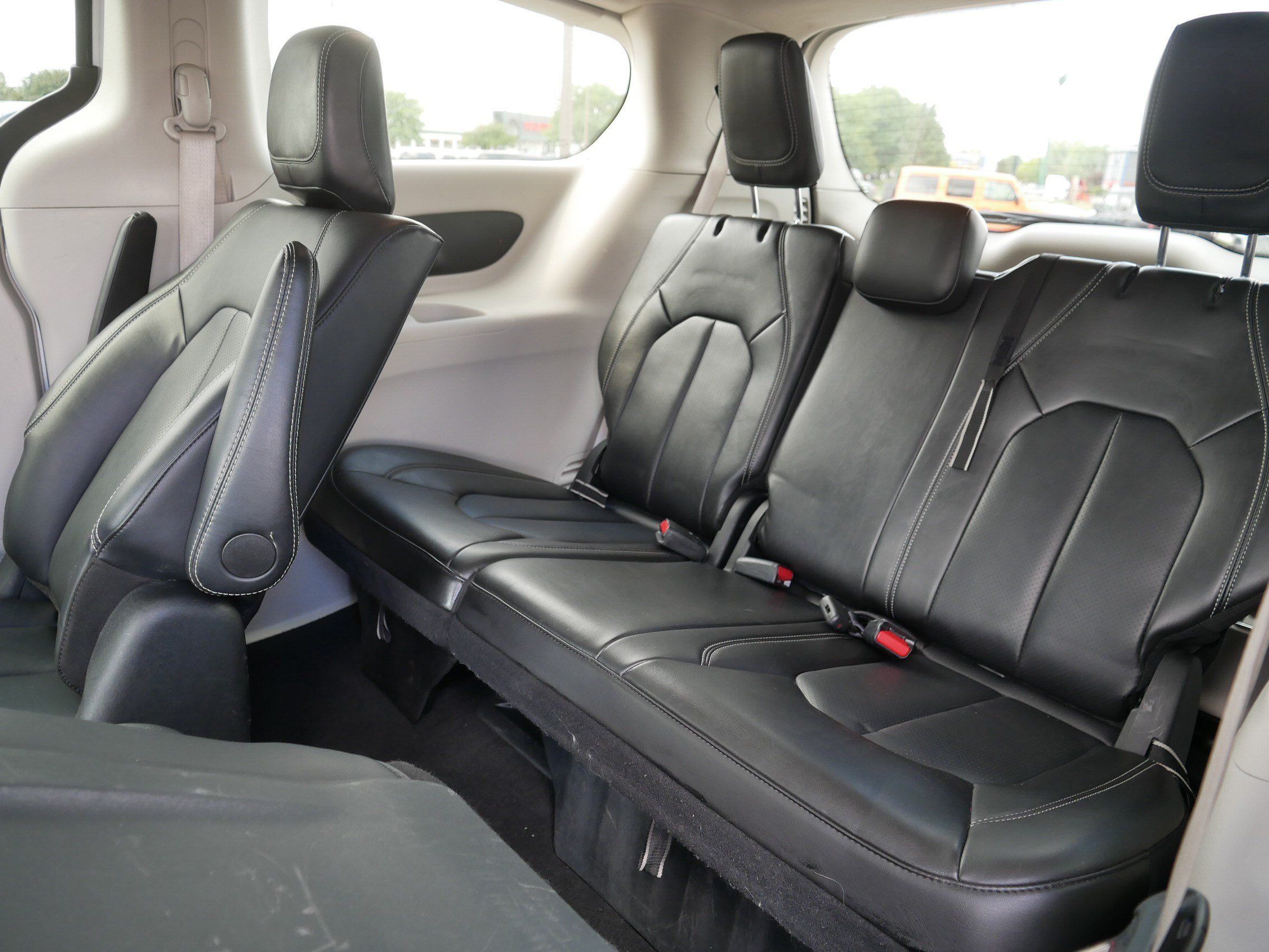 Used 2024 Chrysler Pacifica Limited FWD image 35