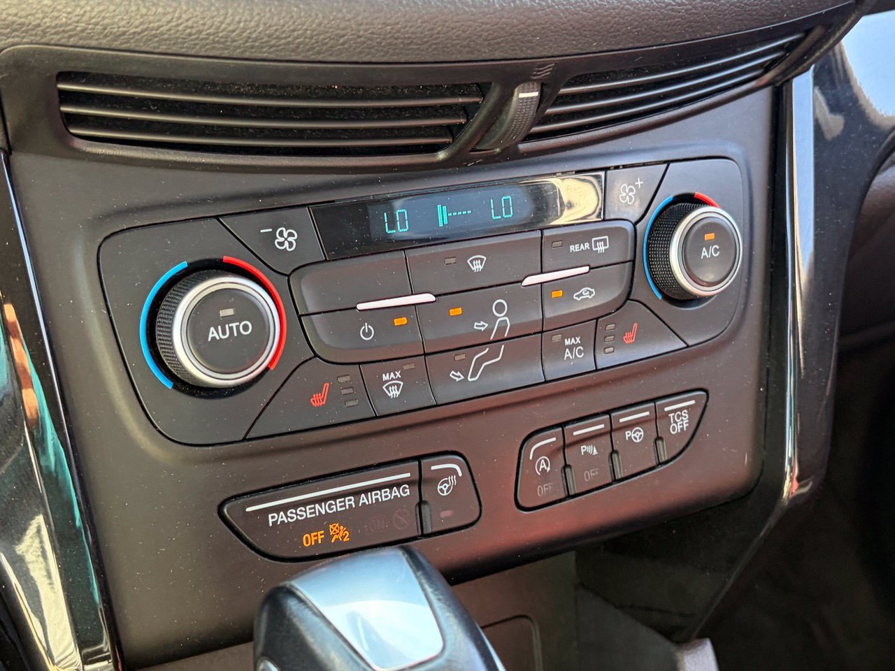 Used 2019 Ford Escape Titanium w/ U0J03 - Titanium Tow Package FWD image 10