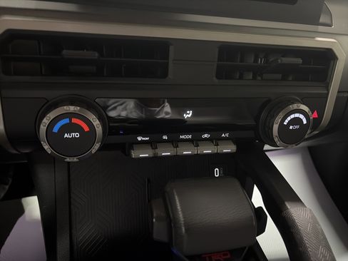 Used 2024 Toyota Tacoma TRD Off-Road image 20