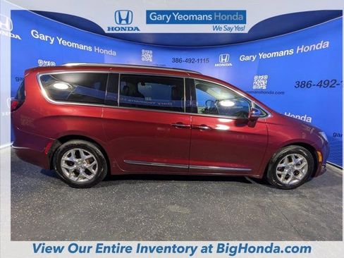 Used 2018 Chrysler Pacifica Limited image 3