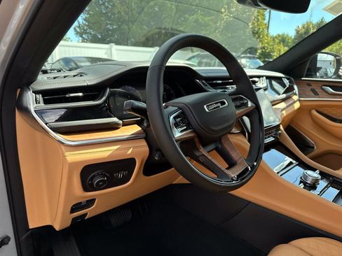New 2025 Jeep Grand Cherokee Summit image 10