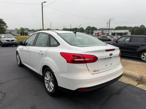 Used 2018 Ford Focus SE FWD image 5