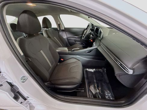 Used 2025 Hyundai Elantra SE FWD image 28