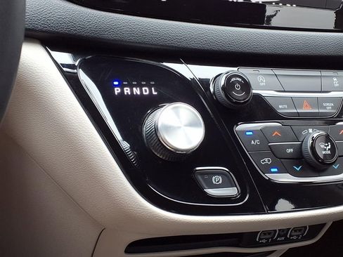 Used 2023 Chrysler Voyager LX image 12