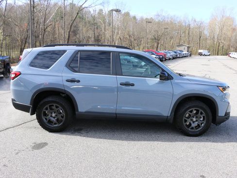 Used 2025 Honda Pilot TrailSport image 9