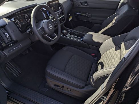 New 2025 Nissan Pathfinder SV image 9