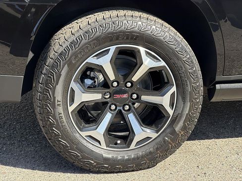 New 2026 GMC Yukon AT4 w/ AT4 Premium Plus Package AWD/4WD image 32