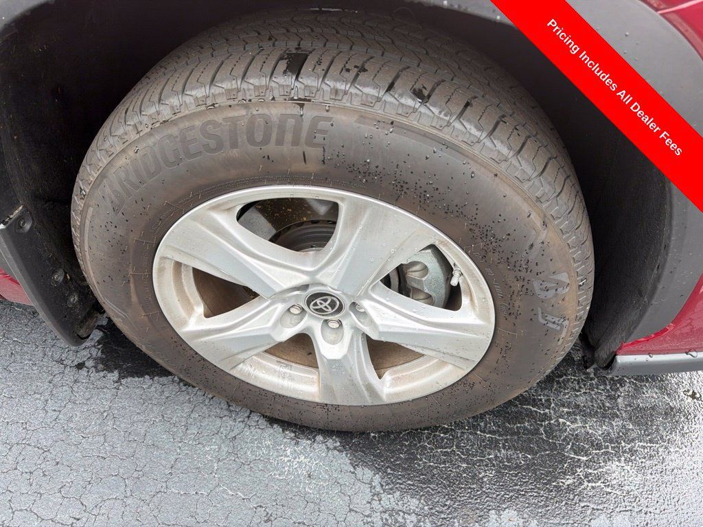 Used 2024 Toyota Highlander LE FWD image 2