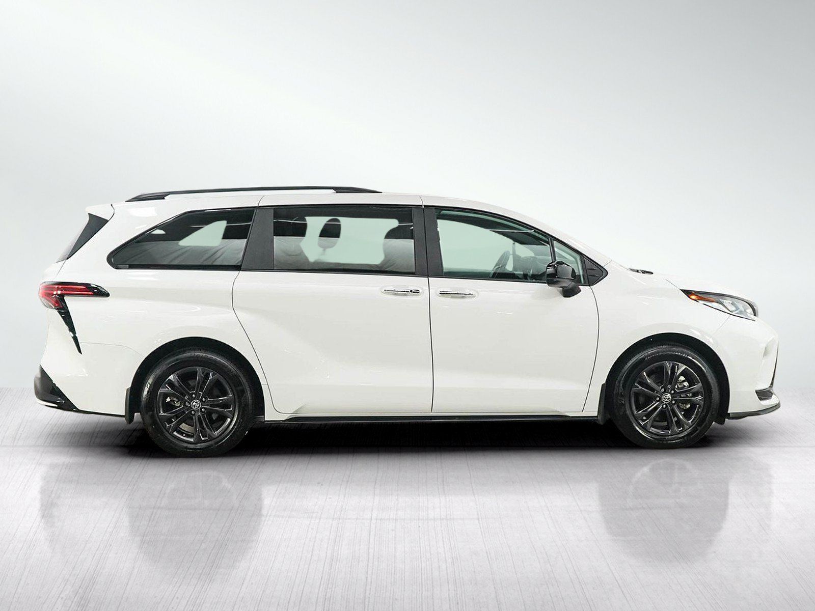 Used 2025 Toyota Sienna XSE AWD/4WD image 6