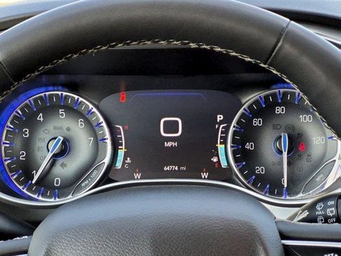 Used 2023 Chrysler Pacifica Touring-L FWD image 11