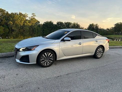 Used 2023 Nissan Altima 2.5 SV FWD image 2