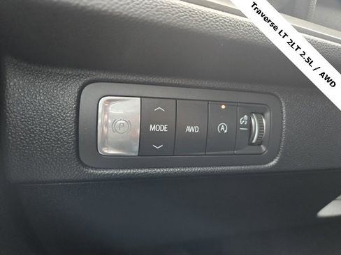 Used 2025 Chevrolet Traverse LT image 27