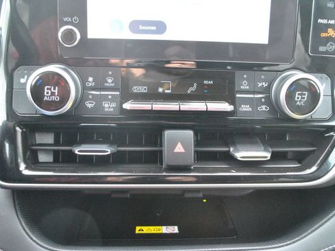 Used 2023 Toyota Highlander XLE AWD/4WD image 16