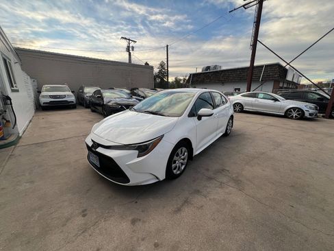 Used 2022 Toyota Corolla LE FWD image 3
