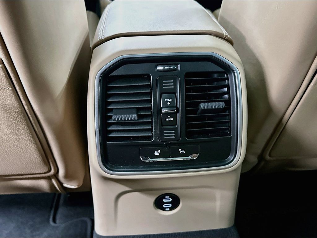 Certified 2025 Porsche Macan AWD/4WD image 26