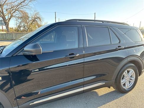 Used 2021 Ford Explorer XLT image 35