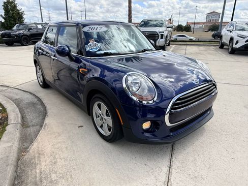 Used 2017 MINI Cooper 4-Door Hardtop image 4