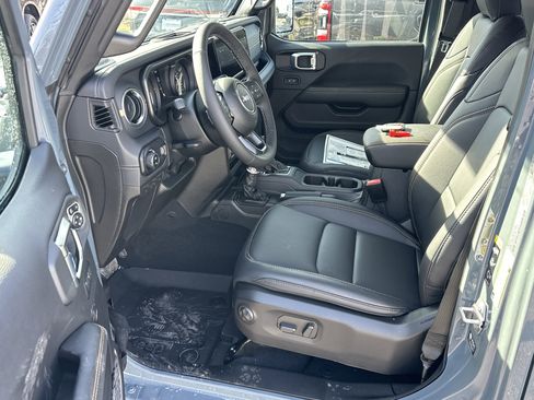 New 2026 Jeep Gladiator Sahara image 28