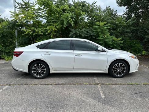 Used 2016 Toyota Avalon XLE FWD image 2