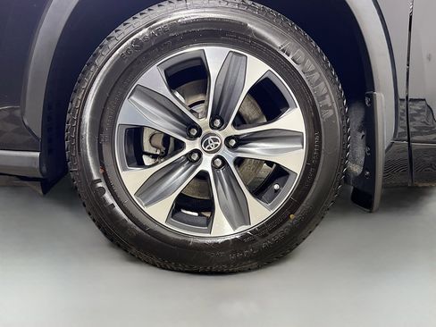 Used 2024 Toyota Highlander XLE image 14