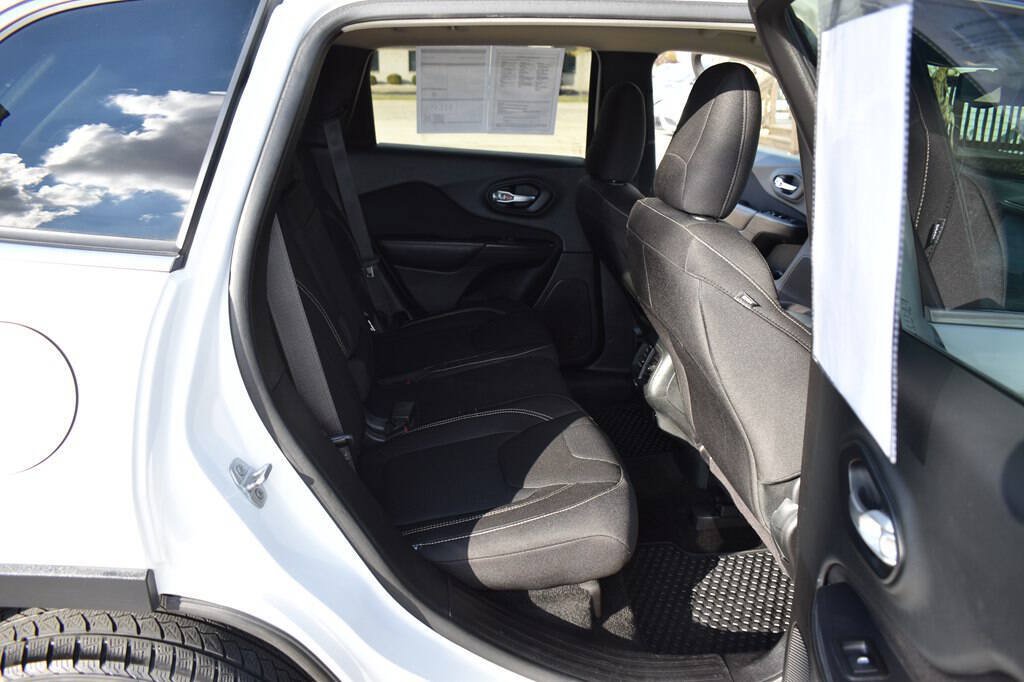Used 2015 Jeep Cherokee Latitude w/ Comfort/Convenience Group AWD/4WD image 14