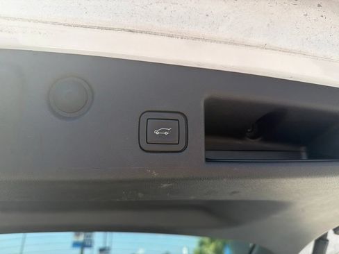 Used 2024 Chevrolet Equinox Premier FWD image 10