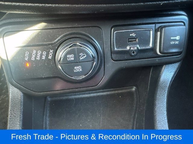 Used 2018 Jeep Renegade Trailhawk AWD/4WD image 15