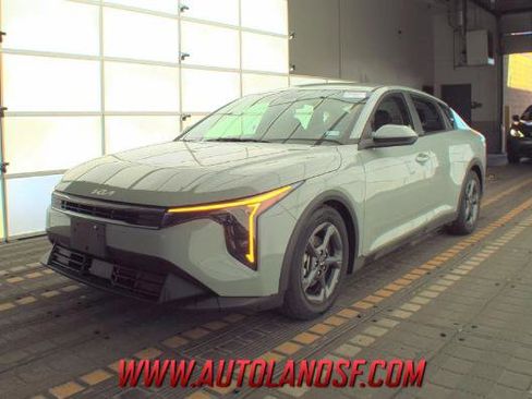Used 2025 Kia K4 LXS FWD image 1